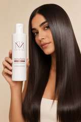 Donna con capelli lisci specchiati tiene Neimien Nanoplastia