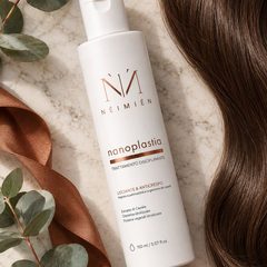 Flacone con nastro e ciocca di capelli
